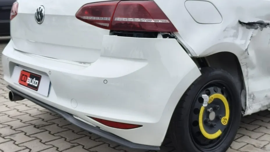 VOLKSWAGEN Golf -