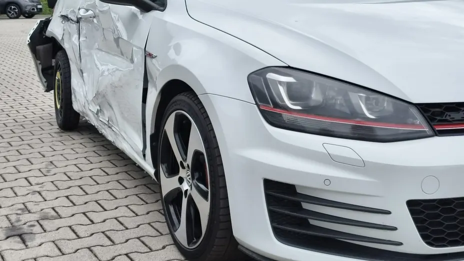 VOLKSWAGEN Golf -