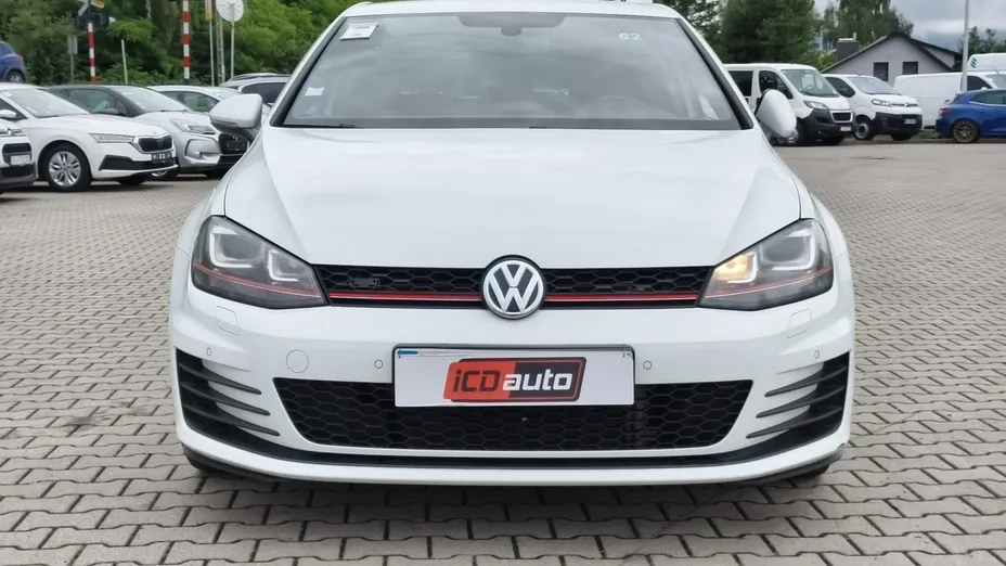 VOLKSWAGEN Golf -