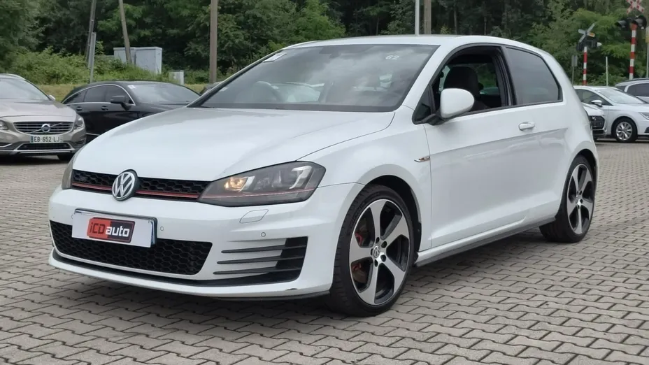 VOLKSWAGEN Golf -