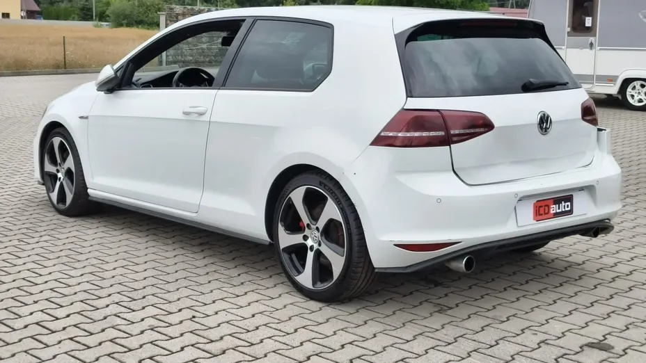 VOLKSWAGEN Golf -