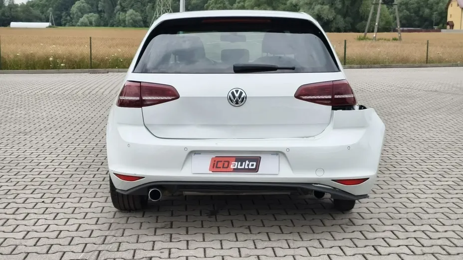 VOLKSWAGEN Golf -