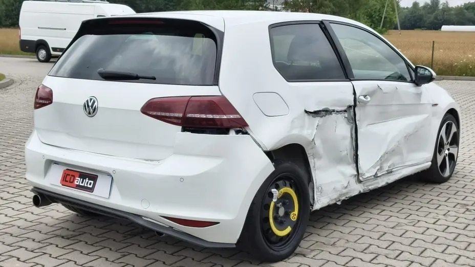 VOLKSWAGEN Golf -