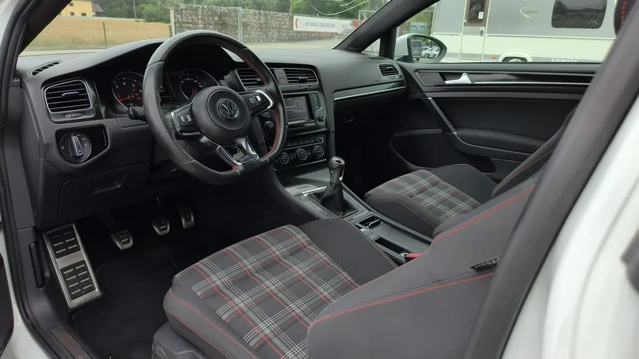 VOLKSWAGEN Golf -