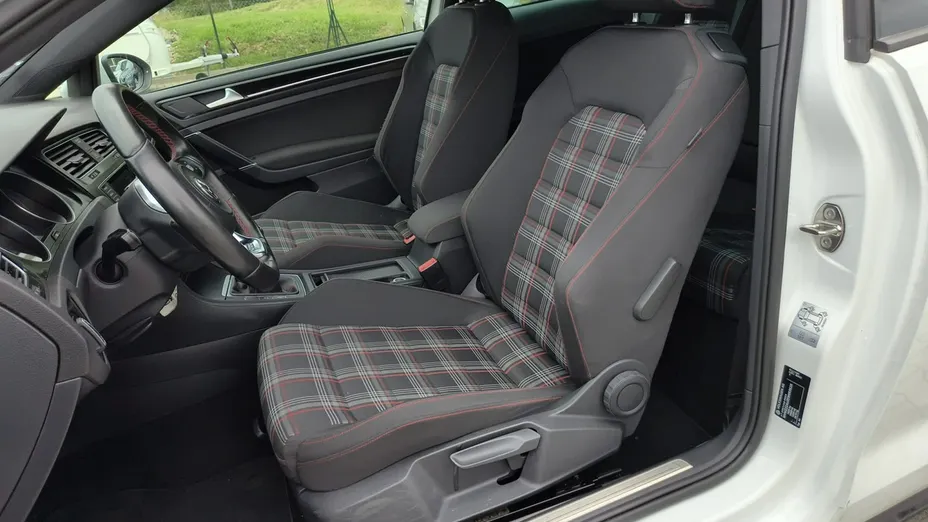 VOLKSWAGEN Golf -