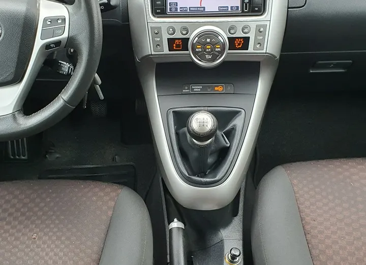 TOYOTA Verso -