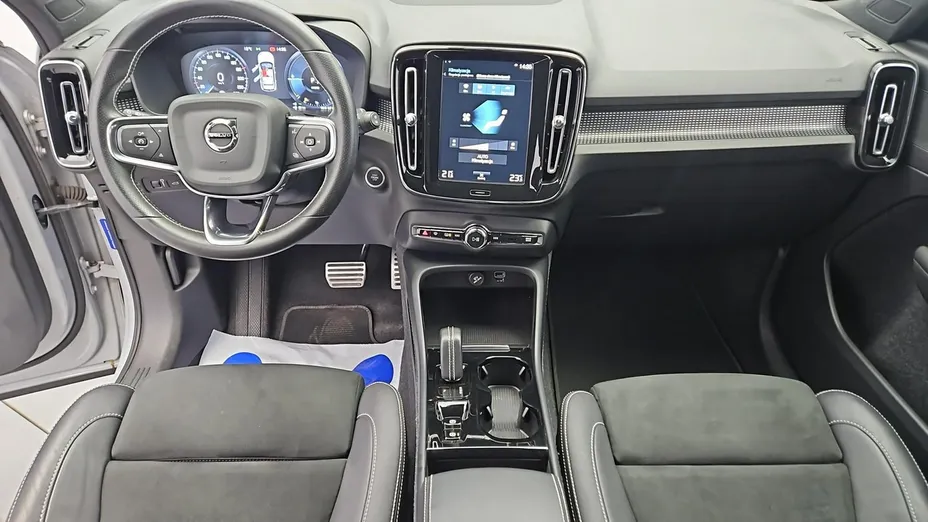 VOLVO XC40 -