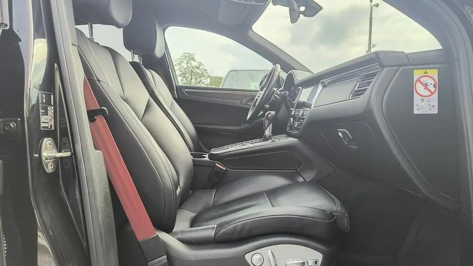 PORSCHE Macan -