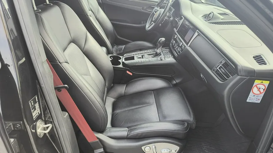 PORSCHE Macan -