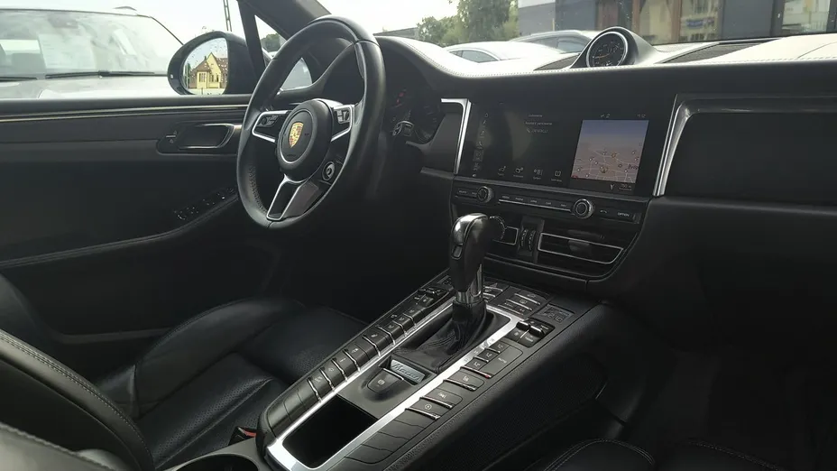 PORSCHE Macan -