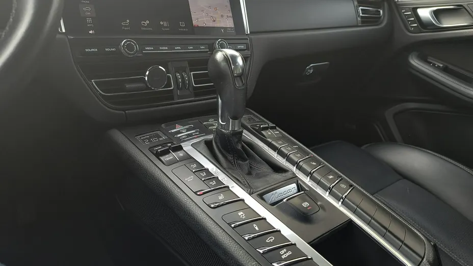 PORSCHE Macan -