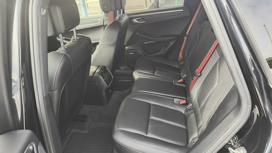 PORSCHE Macan -