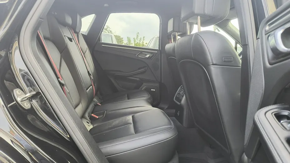 PORSCHE Macan -