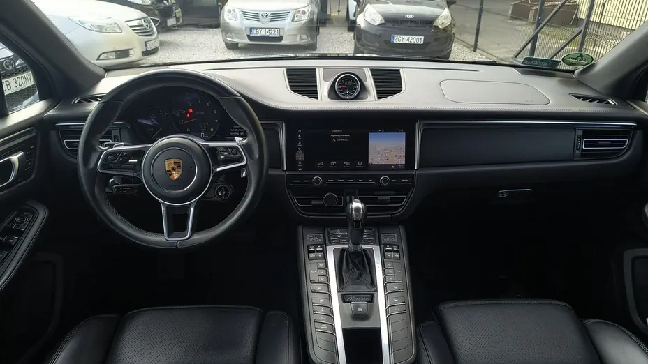 PORSCHE Macan -