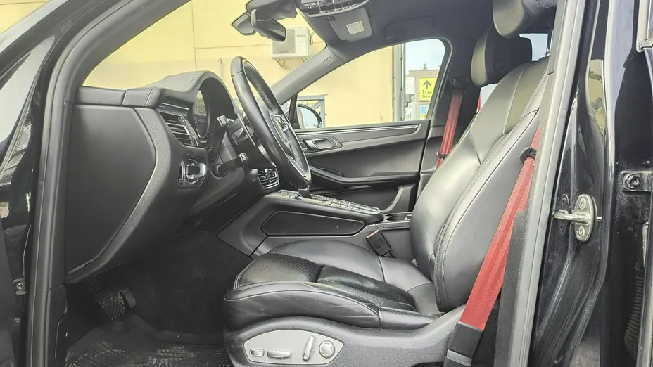 PORSCHE Macan -
