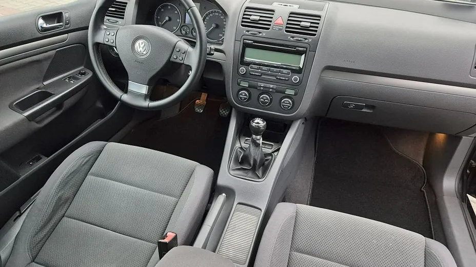 VOLKSWAGEN Golf -