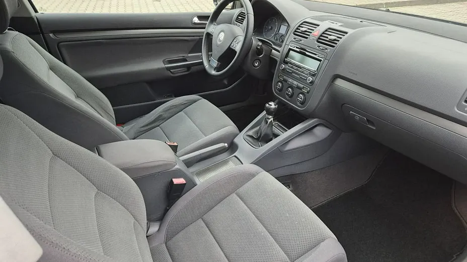 VOLKSWAGEN Golf -