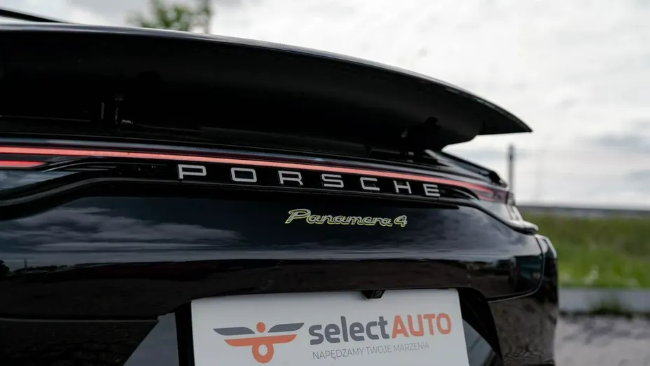 PORSCHE Panamera -