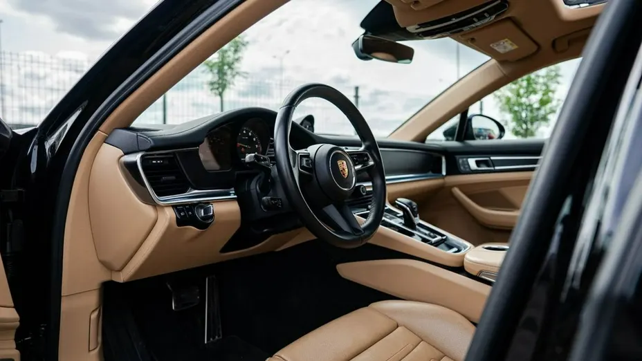 PORSCHE Panamera -