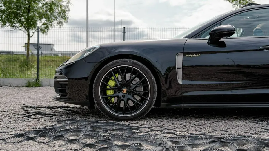 PORSCHE Panamera -