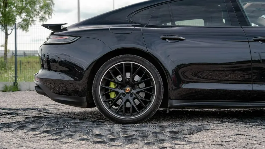 PORSCHE Panamera -