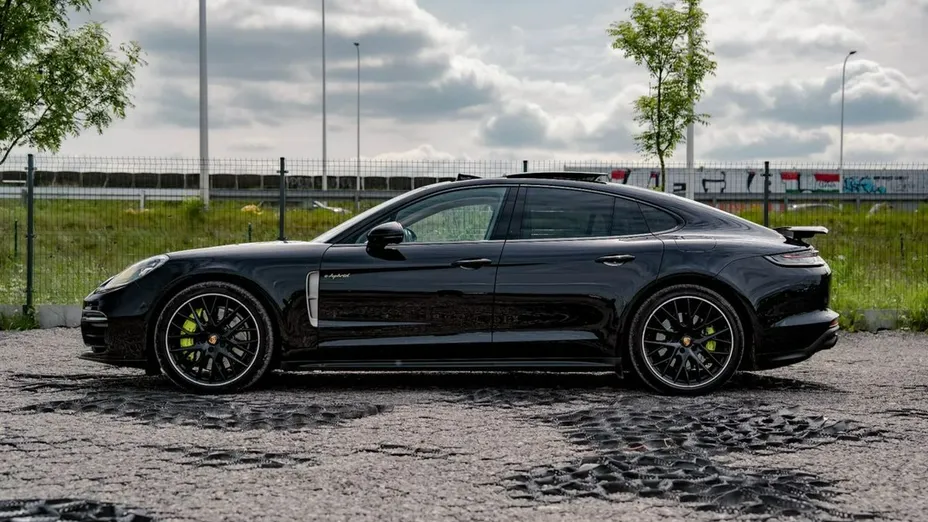 PORSCHE Panamera -