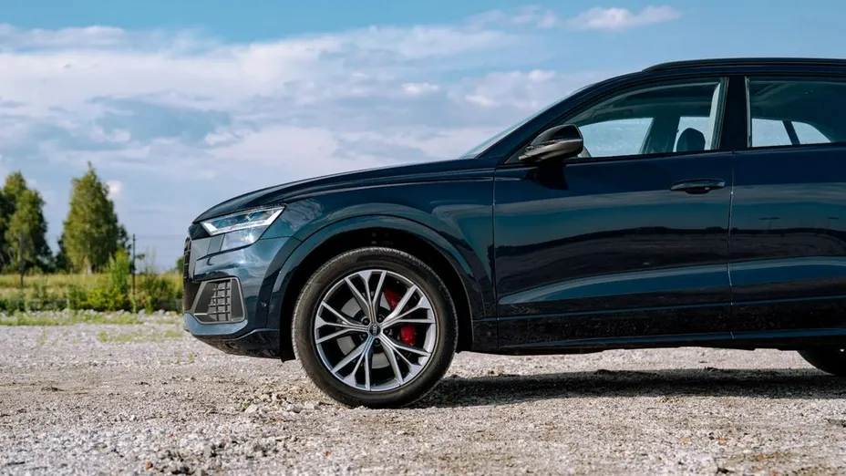 AUDI Q8 -