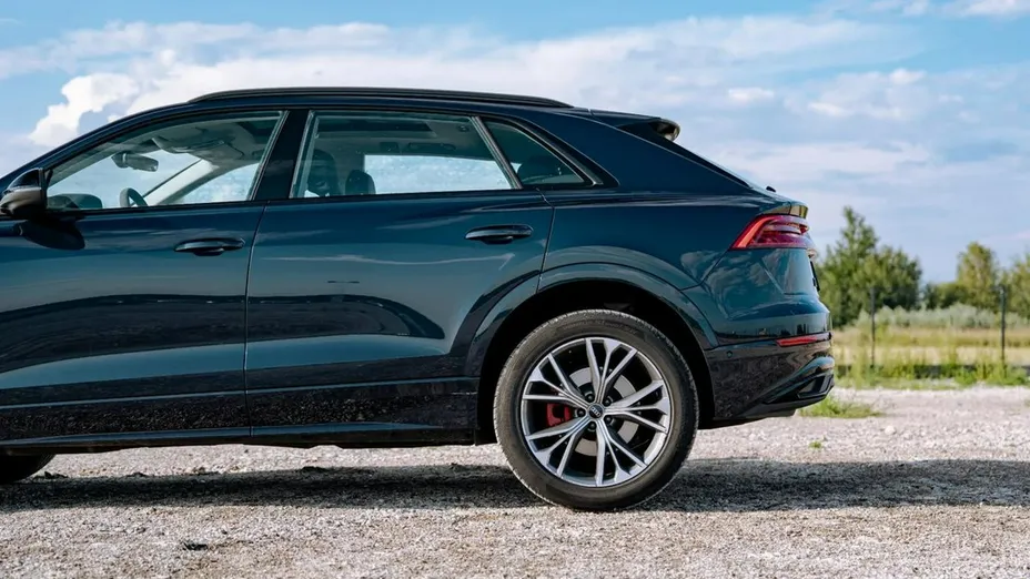 AUDI Q8 -