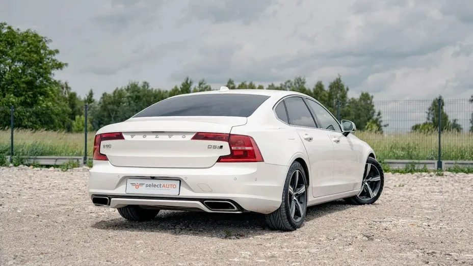 VOLVO S90 -