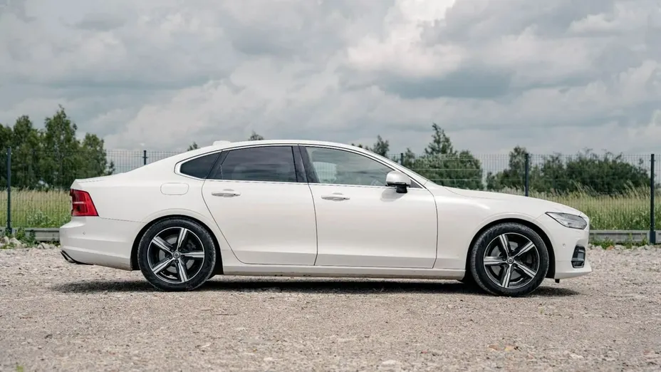 VOLVO S90 -