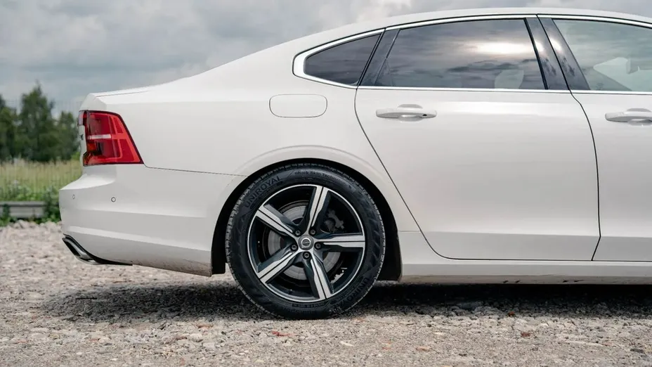 VOLVO S90 -