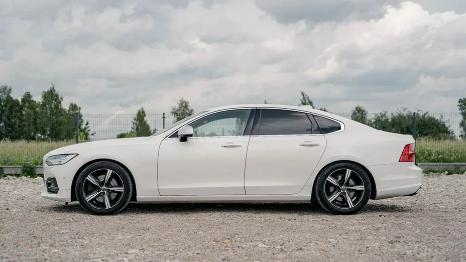 VOLVO S90 -