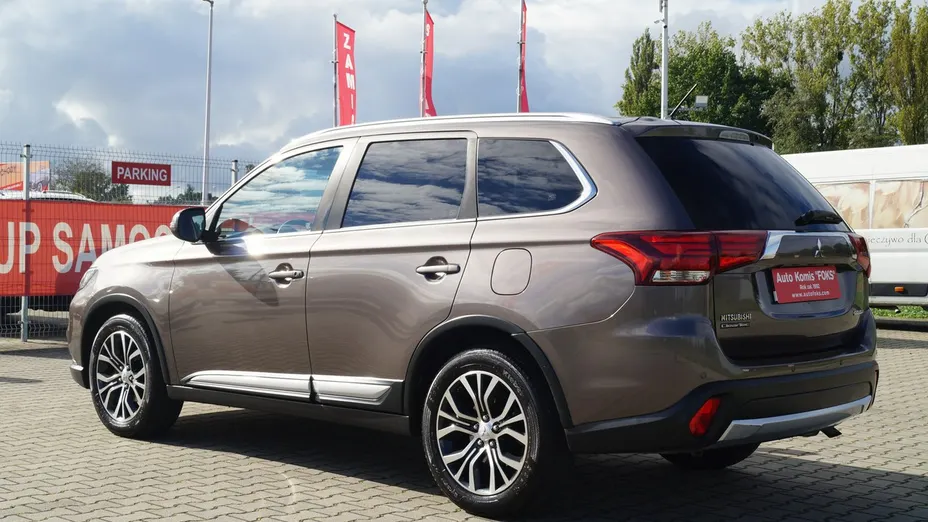 MITSUBISHI Outlander -