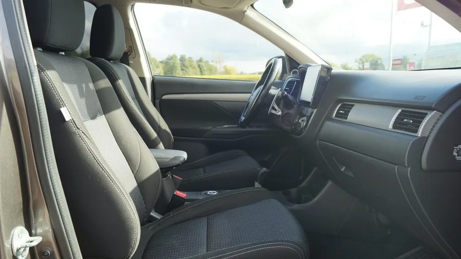 MITSUBISHI Outlander -