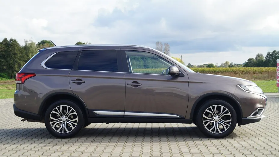 MITSUBISHI Outlander -
