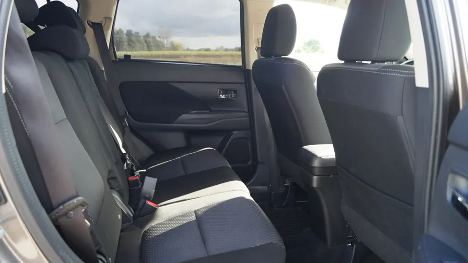 MITSUBISHI Outlander -