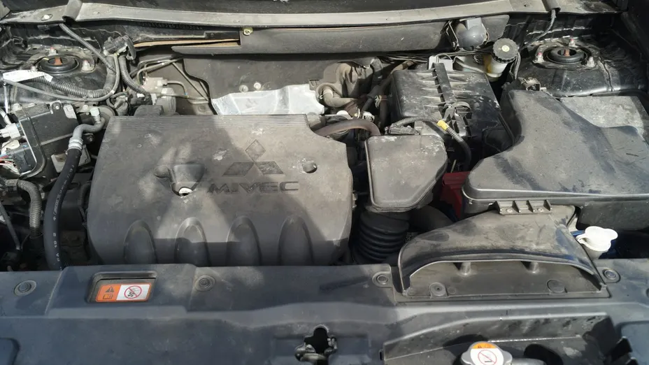 MITSUBISHI Outlander -