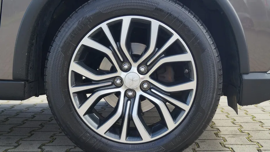 MITSUBISHI Outlander -