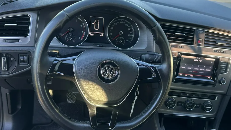 VOLKSWAGEN Golf -