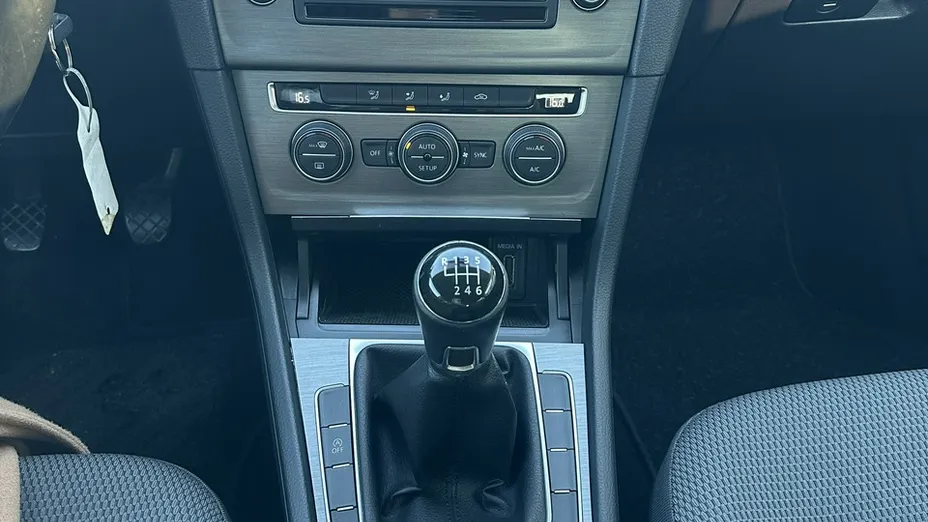 VOLKSWAGEN Golf -