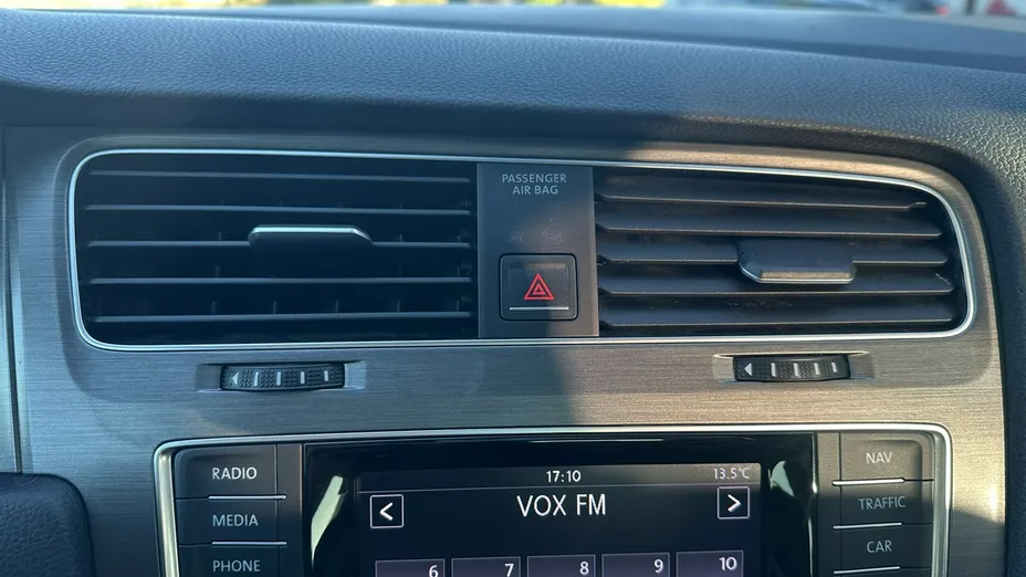VOLKSWAGEN Golf -