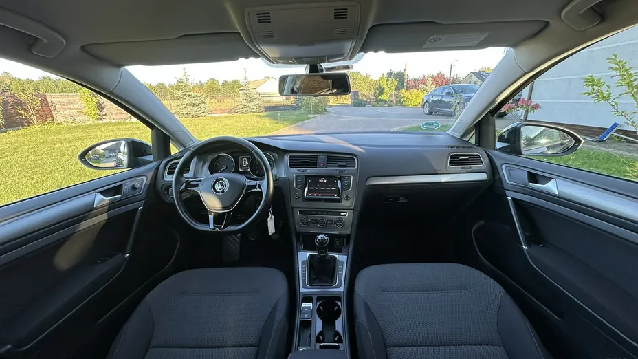 VOLKSWAGEN Golf -