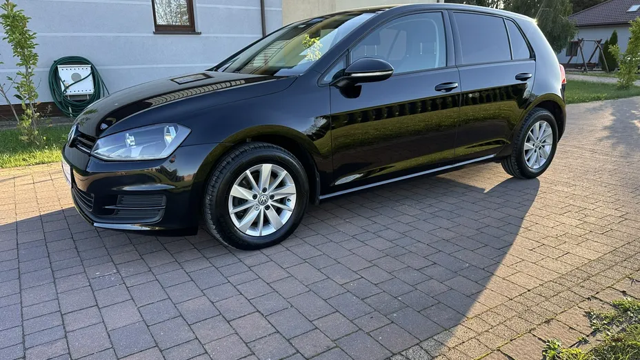 VOLKSWAGEN Golf -