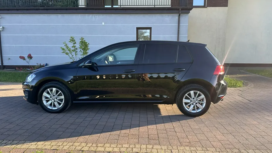 VOLKSWAGEN Golf -