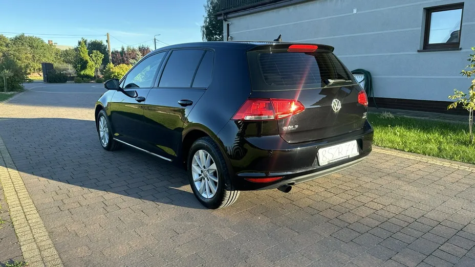 VOLKSWAGEN Golf -