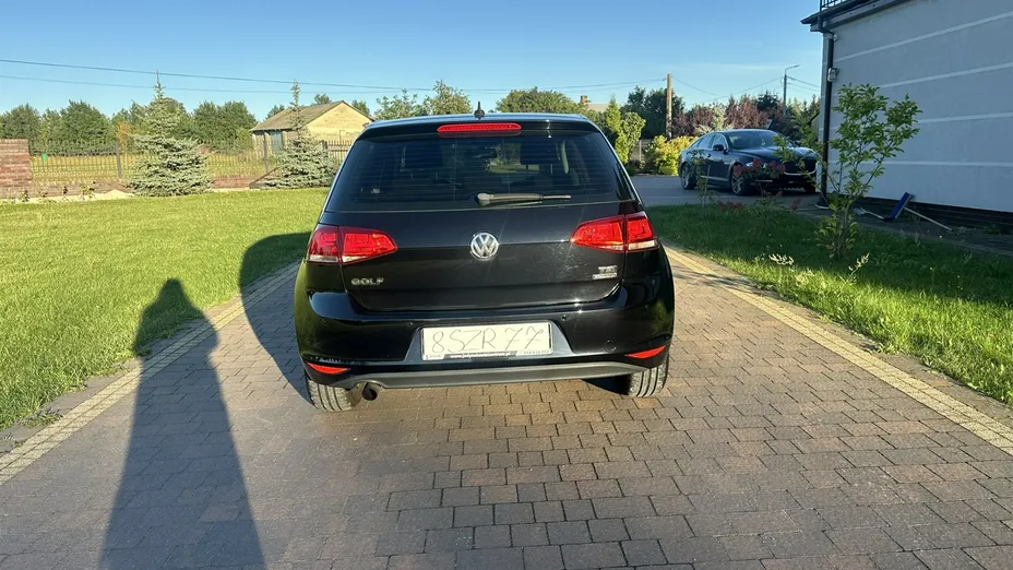 VOLKSWAGEN Golf -