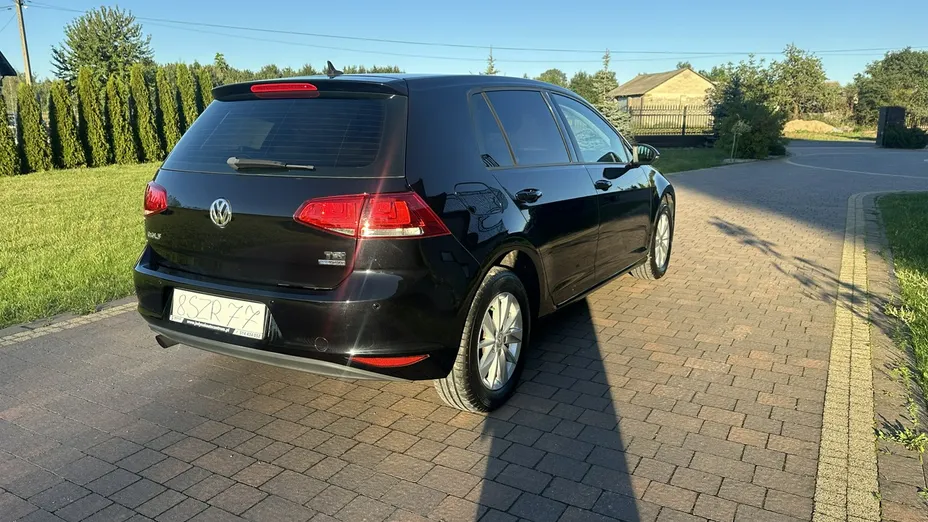 VOLKSWAGEN Golf -