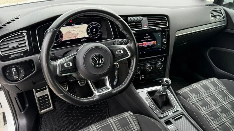 VOLKSWAGEN Golf -