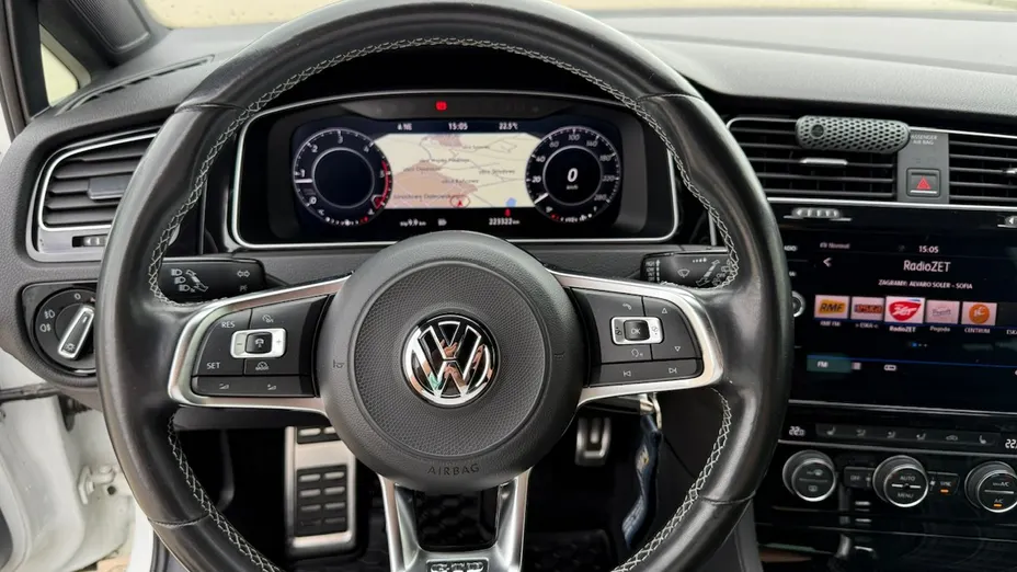 VOLKSWAGEN Golf -