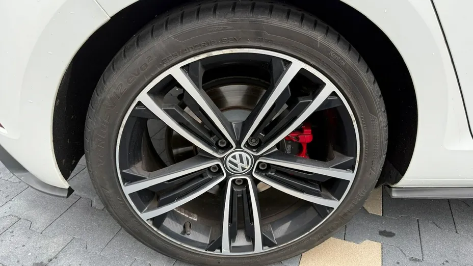 VOLKSWAGEN Golf -